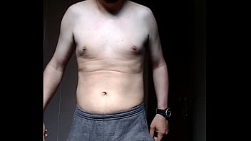 Homem sem camisa se mostrando