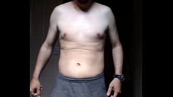 Homem sem camisa se mostrando