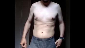 Homem sem camisa se mostrando