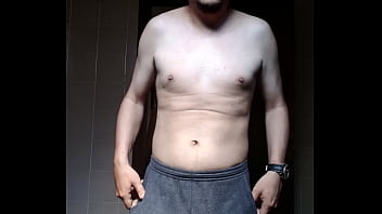 Homem sem camisa se mostrando