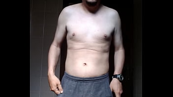 Homem sem camisa se mostrando