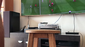 Se parte el culo para divertirla