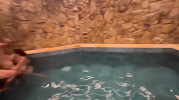 Festa na piscina competição de boquete quem faz gozar primeiro parte final