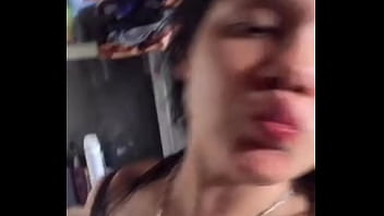 Bailando rico en tanga