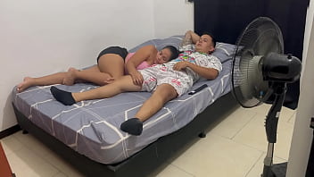 A mi cuñada le encanta sacarme la leche me busca incluso cuando estoy viendo tv y me corro en sus tetas