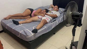 A mi cuñada le encanta sacarme la leche me busca incluso cuando estoy viendo tv y me corro en sus tetas