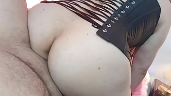 Esposa puta camarera del bar se lleva un cliente a casa y lo folla por dinero mientras su marido trabaja 3