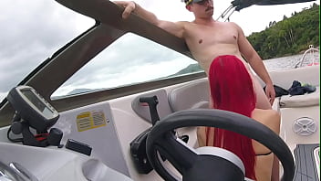 Capitão comendo a ruiva gostosa na lancha assista completo no red e sheer