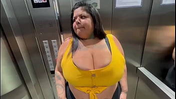 Controlei o brinquedo dela na entrada do prédio continuação do bar