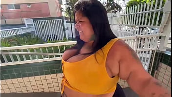 Controlei o brinquedo dela na entrada do prédio continuação do bar