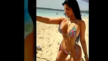 Venezolana culona y tetona y bikini en la playa Venezolana culona y tetona y bikini en la playa