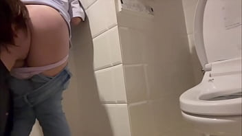 彼女とご飯デート最中にムラムラしてきてト◯レで一発抜いてくれるませた女子◯生。「お互い気持ちよくなったね」って発言する僕の彼女。