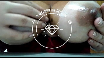 Seios fartos e desejosos por lábios gulosos