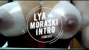 Seios fartos e desejosos por lábios gulosos