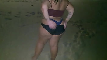 Putinha com cuzao curtindo praia solo