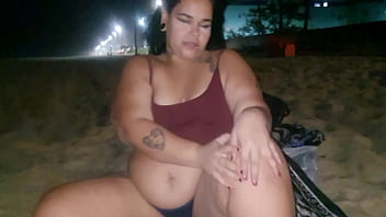 Putinha com cuzao curtindo praia solo