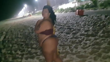 Putinha com cuzao curtindo praia solo