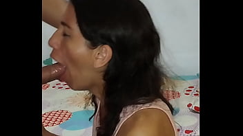 Le chupe bien delicioso la verga de mi vecino casado estaba muy jugosa