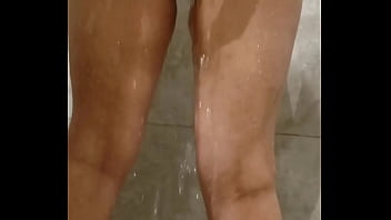 Llegamos a la habitación y se ducha antes de detonarla