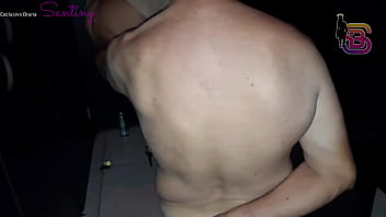 Fui arrebentada no glory hole com paus grandes