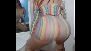 Ninfeta famosa do cabelo vermelho dançando funk sem calcinha