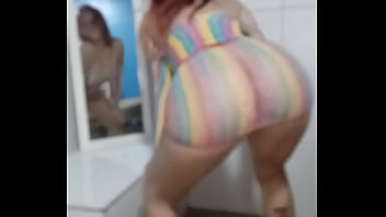 Ninfeta famosa do cabelo vermelho dançando funk sem calcinha