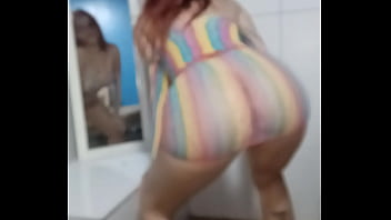 Ninfeta famosa do cabelo vermelho dançando funk sem calcinha