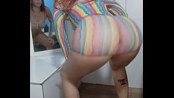 Ninfeta famosa do cabelo vermelho dançando funk sem calcinha