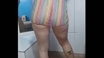 Ninfeta famosa do cabelo vermelho dançando funk sem calcinha