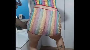 Ninfeta famosa do cabelo vermelho dançando funk sem calcinha