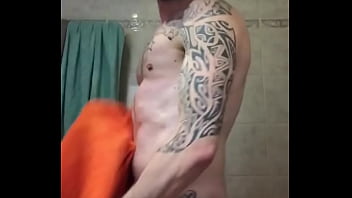Mec Tatoué Grosse Queue Dans La Douche thumbnail