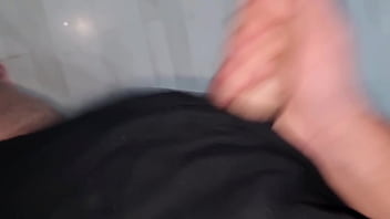 Apri la bocca italiano sporco sexy in maglietta guarda come ti sborro in bocca con il mio cazzo grosso