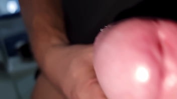 Apri la bocca italiano sporco sexy in maglietta guarda come ti sborro in bocca con il mio cazzo grosso