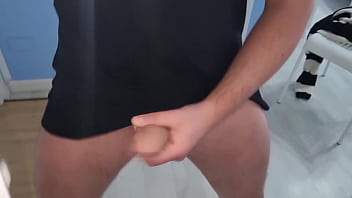 Apri la bocca italiano sporco sexy in maglietta guarda come ti sborro in bocca con il mio cazzo grosso