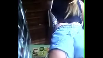 Putinha no sio dançando de shortinho