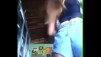 Putinha no sio dançando de shortinho