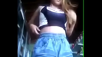 Putinha no sio dançando de shortinho