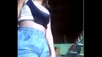 Putinha no sio dançando de shortinho