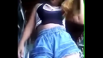 Putinha no sio dançando de shortinho