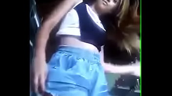 Putinha no sio dançando de shortinho