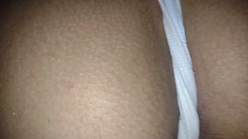 Thorando vizinha gostosa veio assistir netflix não aguento e gozo rapidamente na bunda deliciosa