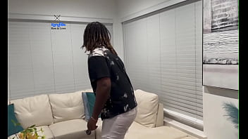 Lucky delivery guy get the best tip of his life