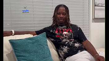 Lucky delivery guy get the best tip of his life