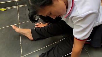 Pobre chica desaliniada queda bajo el cuidado de su padrastro y recibe una tanda de verga sin compasion