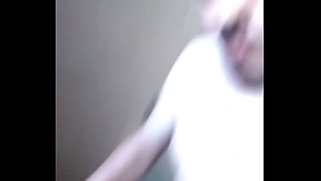 Homem sem camisa se mostrando