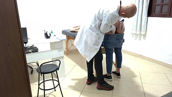 Gynecologist performs rectal exam with his fingers in her ass