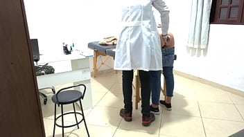 Gynecologist performs rectal exam with his fingers in her ass