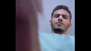 O tesão bateu durante a viagem da rt se você entraria na cabine do banheiro junto comigo