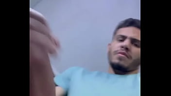 O tesão bateu durante a viagem da rt se você entraria na cabine do banheiro junto comigo