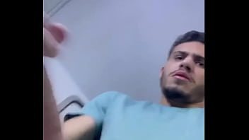 O tesão bateu durante a viagem da rt se você entraria na cabine do banheiro junto comigo